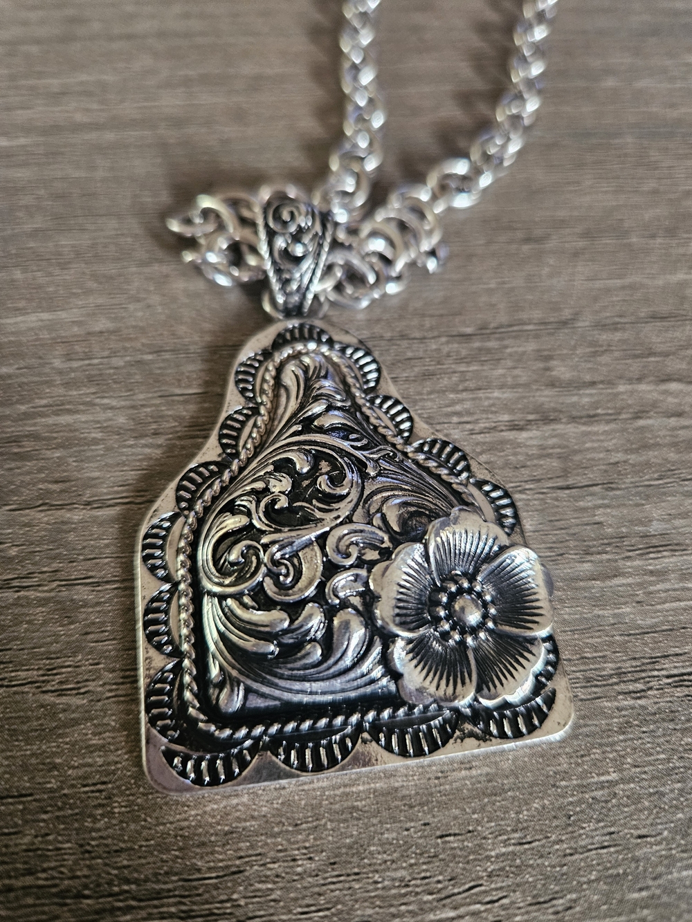 Western Silver-Tone Filigree Floral Pendant Necklace - Women's Jewelry-NWT - Picture 2 of 3